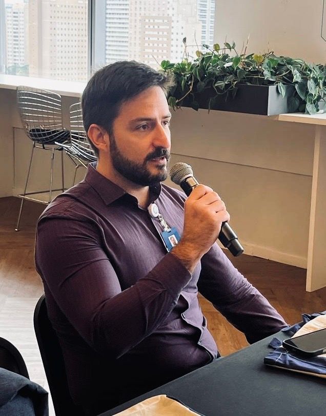 Dr. Iuri Schwaab falando em evento de educação cardiovascular