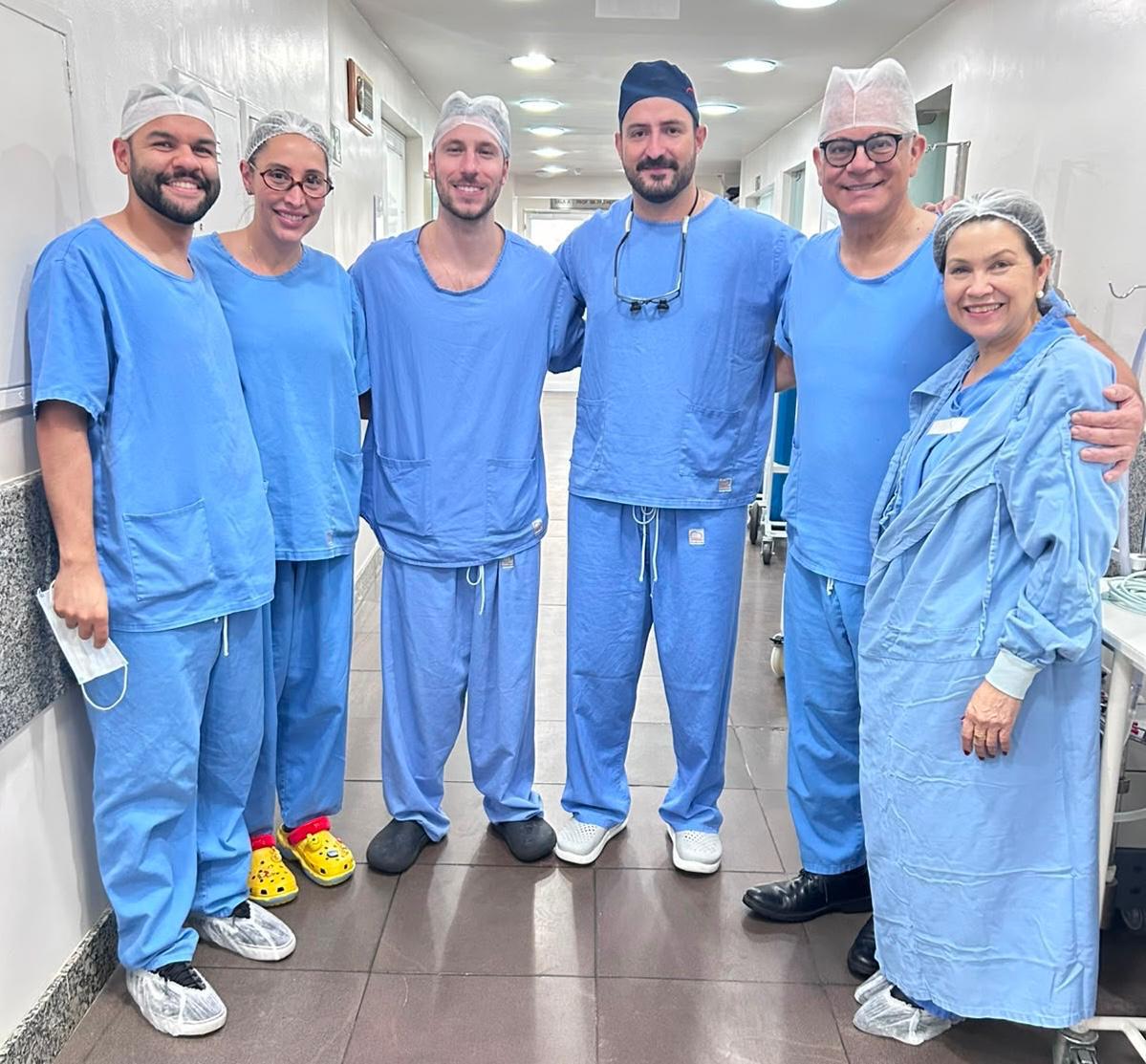Dr. Iuri Schwaab com equipe de cirurgia cardiovascular em ambiente hospitalar