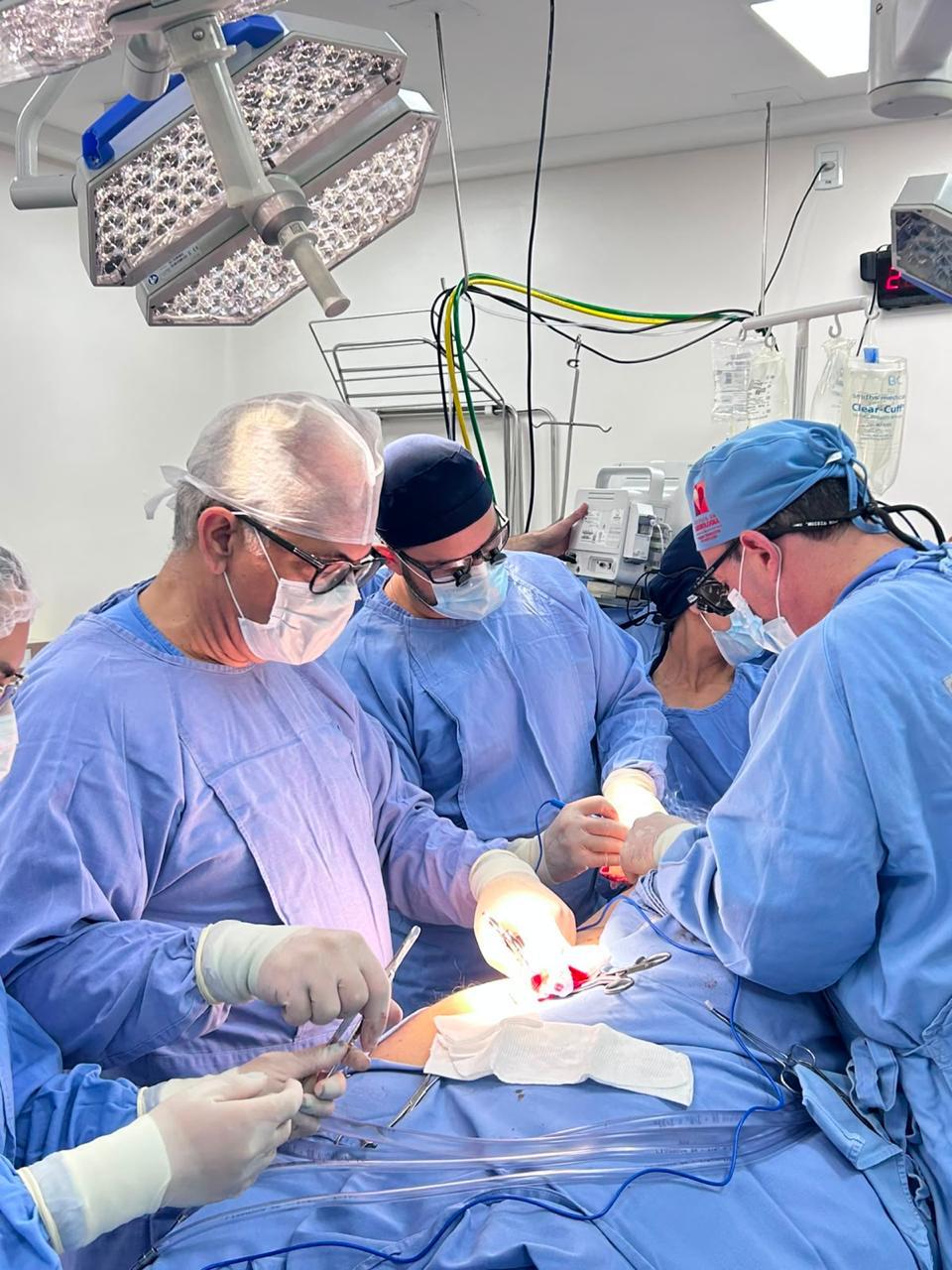 Equipe médica durante procedimento em centro cirúrgico cardiovascular
